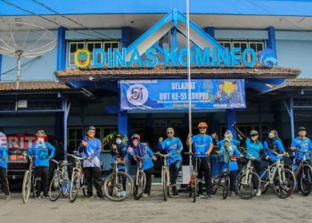 KOMPAK: Sejumlah staf dan Kepala Dinas Komunikasi dan Informatika (Diskominfo) Kabupaten Pati foto bersama di depan kantor sebelum bersepeda bersama. (Istimewa)