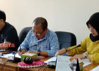 AUDIENSI: Wakil Ketua Komisi C DPRD Pati, Irianto Budi Utomo (tengah) saat audiensi pada beberapa waktu lalu. (Arif Febriyanto/Beritajateng.id)