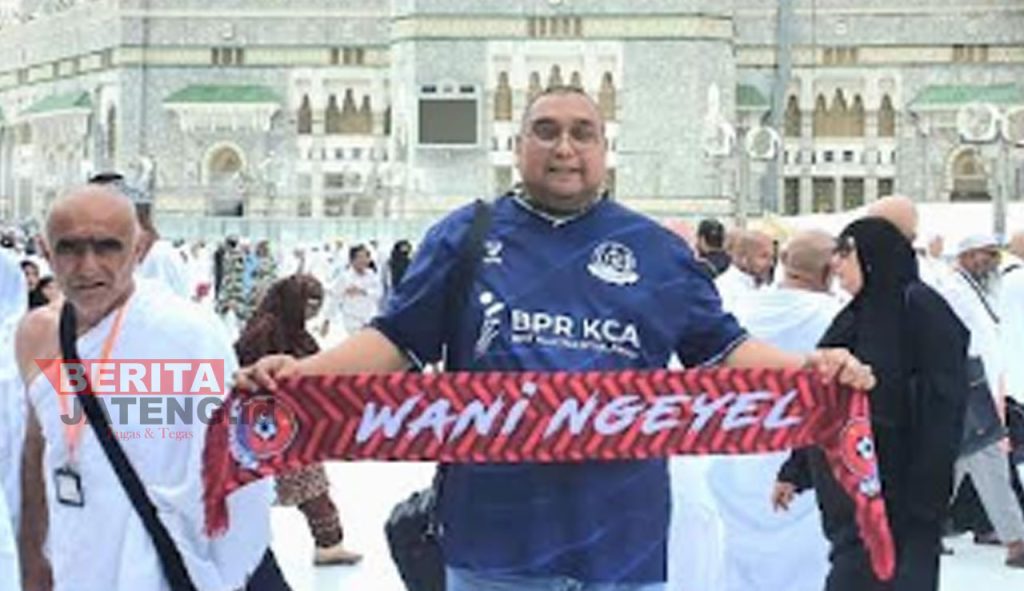 Wakil Ketua I DPRD Pati sekaligus CEO Persipa Pati, Joni Kurnianto membentangkan syal Persipa Pati saat ibadah umroh di Mekkah. (Istimewa)