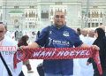 Wakil Ketua I DPRD Pati sekaligus CEO Persipa Pati, Joni Kurnianto membentangkan syal Persipa Pati saat ibadah umroh di Mekkah. (Istimewa)