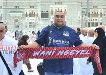 Wakil Ketua I DPRD Pati sekaligus CEO Persipa Pati, Joni Kurnianto membentangkan syal Persipa Pati saat ibadah umroh di Mekkah. (Istimewa)