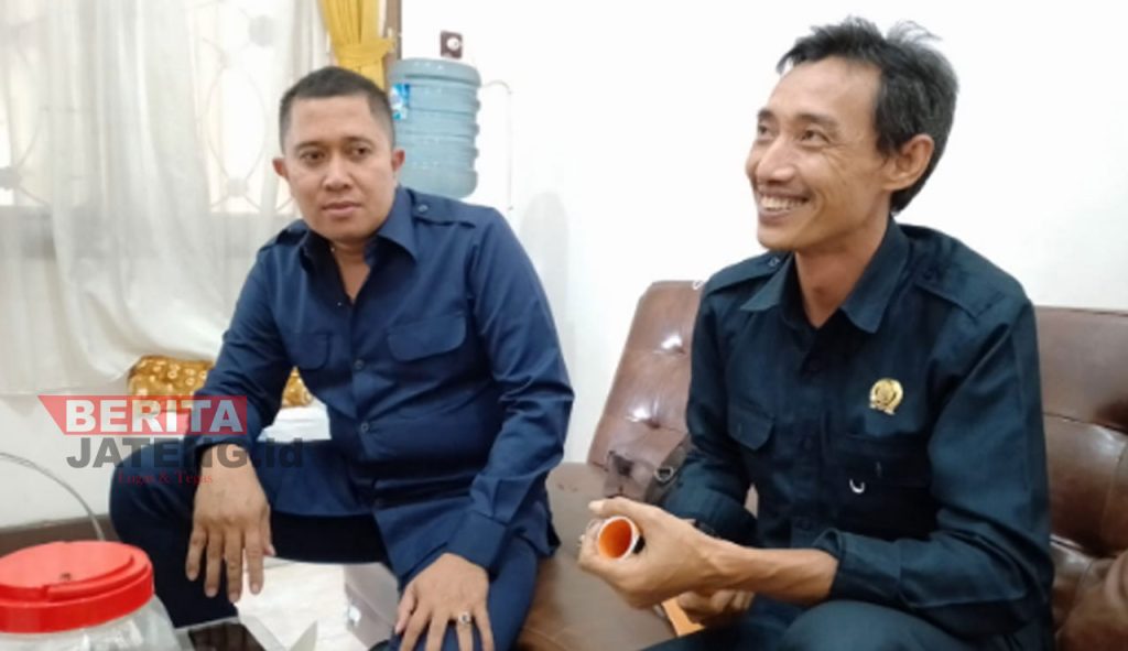 Anggota Komisi B, Ali Mundir (kanan) bersama anggota Komisi D, Didin Syarifuddin saat ditemui di ruang Fraksi Partai Nasdem DPRD Pati, baru-baru ini. (Arif Febriyanto/Beritajateng.id)