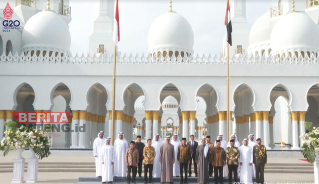 Presiden RI Joko Widodo (empat dari kiri) dan Presiden UEA Sheikh Mohamed bin Zayed Al Nahyan (tiga dari kiri) bersama sejumlah pejabat negara kedua negara foto bersama usai peresmian di Masjid Sheikh Zayed di Solo pada Senin, 14 November 2022. (Istimewa)