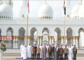 Jokowi dan Presiden UEA Resmikan Masjid Raya Sheikh Al Zayed di Solo 17 Presiden RI Joko Widodo (empat dari kiri) dan Presiden UEA Sheikh Mohamed bin Zayed Al Nahyan (tiga dari kiri) bersama sejumlah pejabat negara kedua negara foto bersama usai peresmian di Masjid Sheikh Zayed di Solo pada Senin, 14 November 2022. (Istimewa)