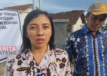 Kepala SD Negeri Dukuhseti 02, Endah Krismiati (kiri) saat menyampaikan terkait penyegelan dan pencatutan namanya, baru-baru ini. (Istimewa)