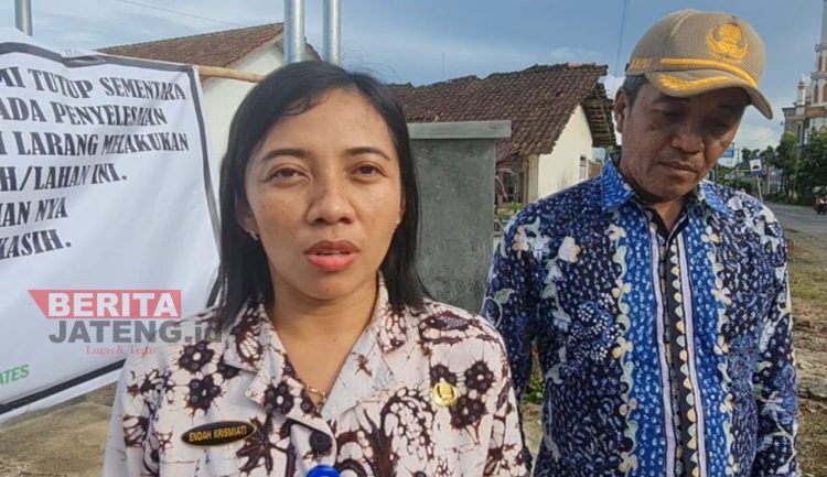 Kepala SD Negeri Dukuhseti 02, Endah Krismiati (kiri) saat menyampaikan terkait penyegelan dan pencatutan namanya, baru-baru ini. (Istimewa)