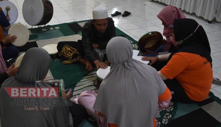 Pertebal Iman WBP Wanita Rutan Kelas IIB Rembang Berlatih Musik Hadroh 1 Pertebal Iman WBP Wanita Rutan Kelas IIB Rembang Berlatih Musik Hadroh