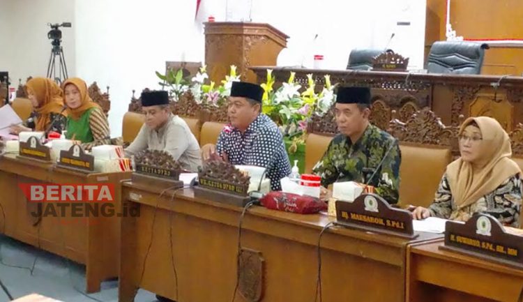 Ketua DPRD Pati, Ali Badrudin (ketiga dari kanan) saat memimpin rapat pembahasan Raperda Pesantren pada Jumat, 11 November 2022. (Arif Febriyanto/Beritajateng.id)