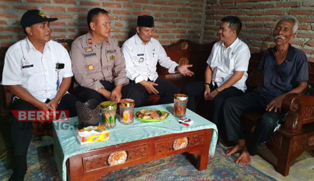 Camat Dukuhseti, Agus Sunarko (nomer 3 dari kiri) saat mendatangi kediaman Mbah Sunari dengan didampingi petugas kepolisian. (Istimewa)