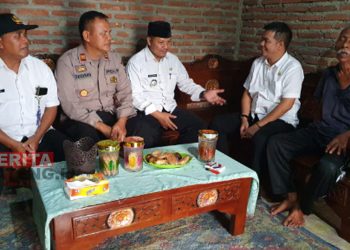 Camat Dukuhseti, Agus Sunarko (nomer 3 dari kiri) saat mendatangi kediaman Mbah Sunari dengan didampingi petugas kepolisian. (Istimewa)
