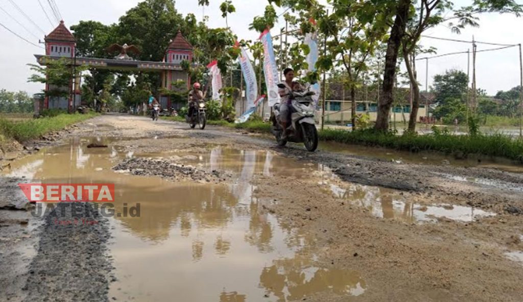 Pengendara berhati-hati menghindari lubang jalan menuju obyek wisata religi Makam Ki Ageng Tarub Kecamatan Tawangharjo. (Muhamad Ansori/Koran Lingkar)