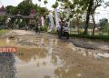 Warga Grobogan Mengeluh, Jalan Menuju Wisata Religi Makam Ki Ageng Tarub Rusak Parah 16 Pengendara berhati-hati menghindari lubang jalan menuju obyek wisata religi Makam Ki Ageng Tarub Kecamatan Tawangharjo. (Muhamad Ansori/Koran Lingkar)