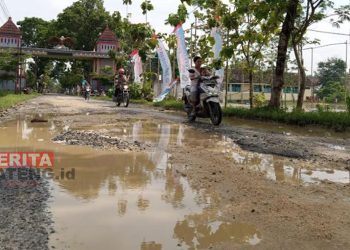 Pengendara berhati-hati menghindari lubang jalan menuju obyek wisata religi Makam Ki Ageng Tarub Kecamatan Tawangharjo. (Muhamad Ansori/Koran Lingkar)
