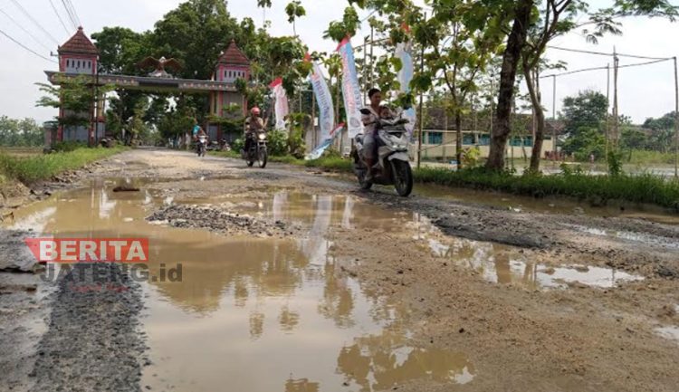Pengendara berhati-hati menghindari lubang jalan menuju obyek wisata religi Makam Ki Ageng Tarub Kecamatan Tawangharjo. (Muhamad Ansori/Koran Lingkar)