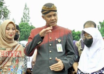 Ganjar dan Cha Cha Frederica Bagikan Suplemen Penambah Darah di Kendal