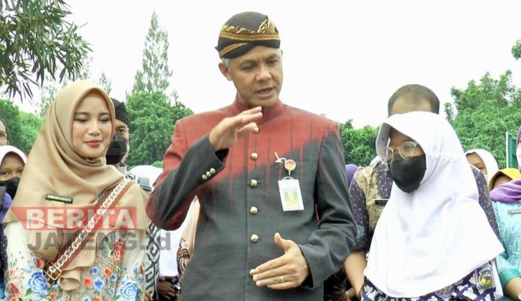 Ganjar dan Cha Cha Frederica Bagikan Suplemen Penambah Darah di Kendal