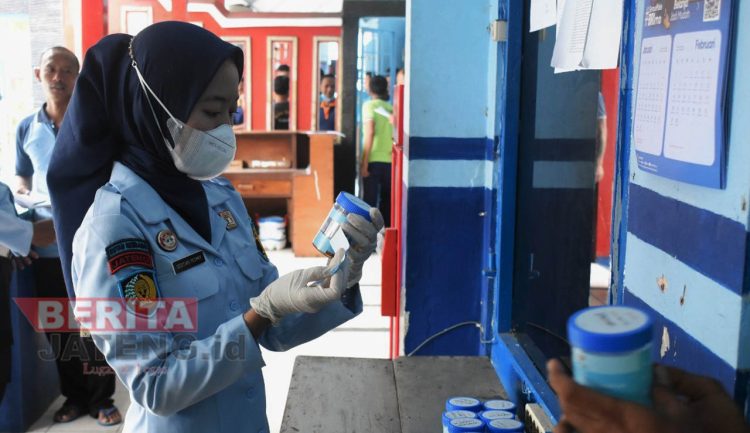 Ciptakan Lingkungan Bersih Dari Narkoba, Rutan Kelas IIB Rembang Adakan Tes Urine