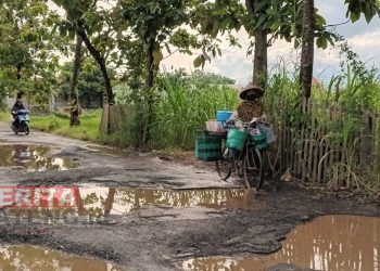 Jalan Poros Desa Asempapan Menuju Desa Jetak Rusak Parah