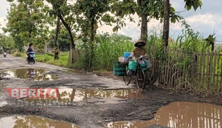 Jalan Poros Desa Asempapan Menuju Desa Jetak Rusak Parah 1 Jalan Poros Desa Asempapan Menuju Desa Jetak Rusak Parah