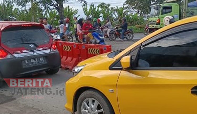 Jalur Pantura Pati Alami Perlambatan Arus Hingga 24 Jam, Ini Penyebabnya