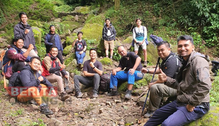 Komunitas Pecinta Alam Semen Gresik Lakukan Pendakian ke Gunung Ungaran Peringati HUT ke-9 1 Komunitas Pecinta Alam Semen Gresik Lakukan Pendakian ke Gunung Ungaran Peringati HUT ke-9