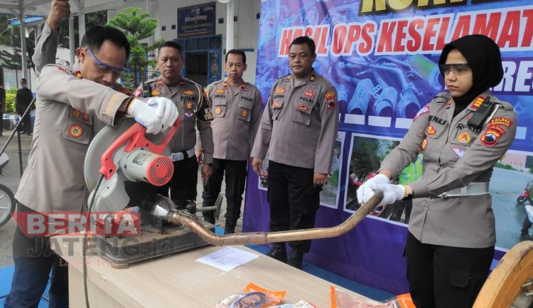 Ratusan Knalpot Brong Dicincang Satlantas Polres Rembang