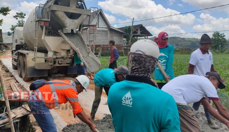Semen Gresik Bantu Betonisasi Jalan Desa Tegaldowo Sepanjang 500 Meter