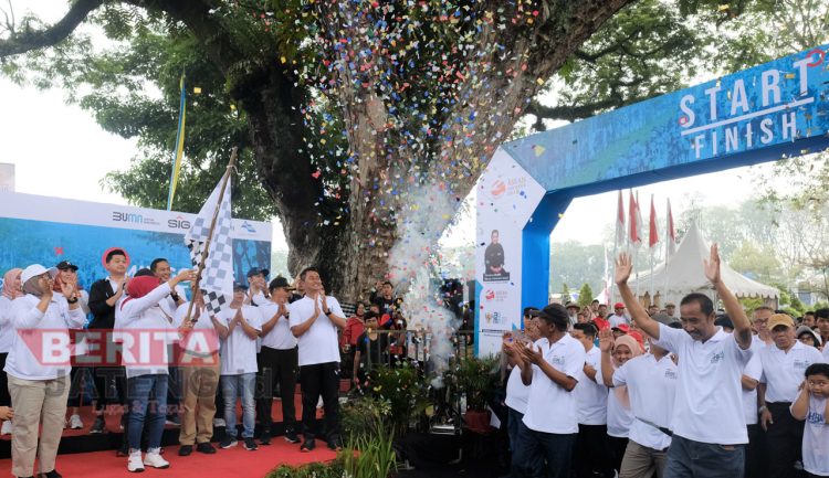 Semen Gresik ajak 6.500 Warga Grobogan Jalan Sehat Peringati HUT 25 Tahun Kementerian BUMN