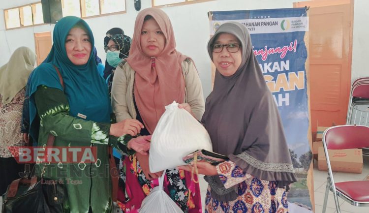 Ketua PKK Dukuhseti Borong Paket Sembako untuk Warga di Bazaar Ketapang