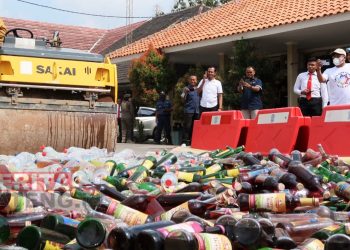 Ribuan Barang Bukti Miras Dimusnahkan di Halaman Polres Rembang