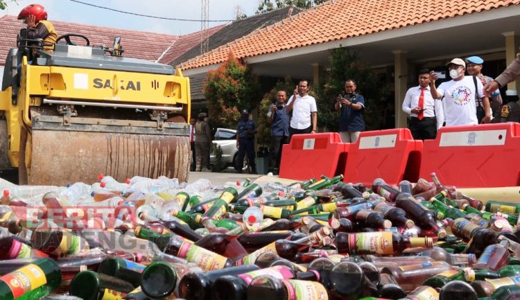 Ribuan Barang Bukti Miras Dimusnahkan di Halaman Polres Rembang 1 Ribuan Barang Bukti Miras Dimusnahkan di Halaman Polres Rembang