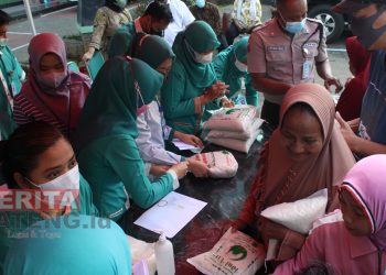 Rumah Sakit Mitra Bangsa Pati Bagikan Zakat Fitrah Kepada Masyarakat