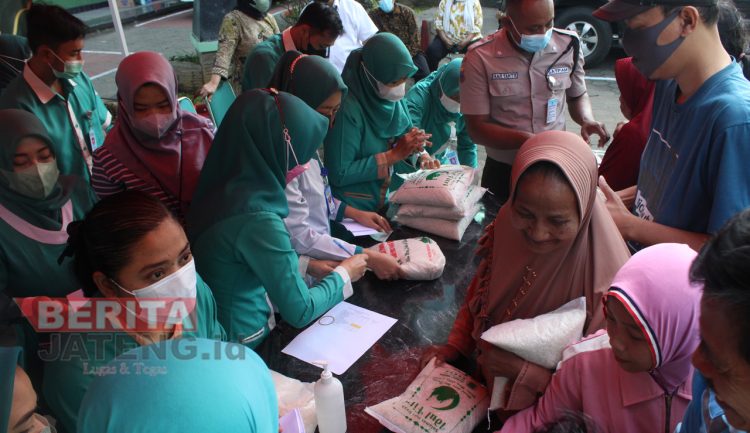 Rumah Sakit Mitra Bangsa Pati Bagikan Zakat Fitrah Kepada Masyarakat