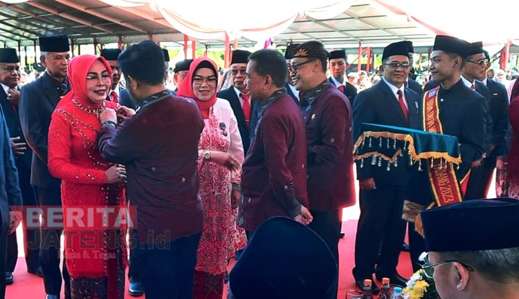 Bupati Grobogan Terima Penghargaan Satya Lencana Wira Karya dari Presiden RI 1 Bupati Grobogan Terima Penghargaan Satya Lencana Wira Karya dari Presiden RI