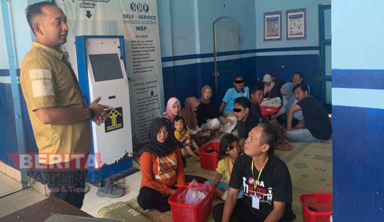 Rutan Kelas IIB Rembang Kenalkan Aplikasi SAKU WBP Bagi Pengunjung