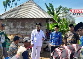 MEMBAUR: Camat Dukuhseti Agus Sunarko, S.STP., M.Si. (berbaju putih) berbincang dengan para petani usai melaksanakan upacara peringatan Kemerdekaan RI di Desa Alasdowo, Kecamatan Dukuhseti, Kabupaten Pati pada Kamis, 17 Agustus 2023. (Dok. Lingkar/Beritajateng.id)