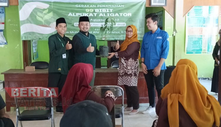 Gus Faishol Bersinergi Tanam 99 Alpukat Alligator Dengan Mahasiswa KKN di Kabupaten Blora