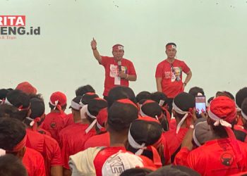 PENGARAHAN: Ratusan kades PDIP Kudus Bersiap sebelum berangkat konsolidasi ke Semarang pada Jumat, 25 Agustus 2023. (Ihza Fajar/Beritajateng.id)