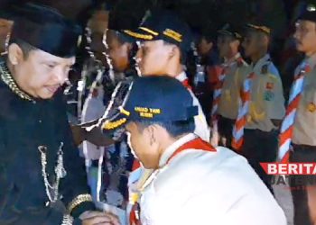 RAMAH TAMAH: Camat Dukuhseti Agus Sunarko, S.STP., M.Si. (paling kiri) bersama anggota Pramuka usai acara renungan malam peringatan HUT ke-78 RI di kawasan Makam Nyai Ageng Pandansili pada Kamis, 17 Agustus 2023 dini hari. (Dok. Lingkar/Beritajateng.id)
