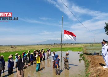 UPACARA: Camat Dukuhseti, Agus Sunarko, S.STP., M.Si. saat menjadi inspektur upacara HUT Kemerdekaan RI di Desa Alasdowo, Kecamatan Dukuhseti, Kabupaten Pati pada Kamis, 17 Agustus 2023. (Dok. Lingkar/Beritajateng.id)