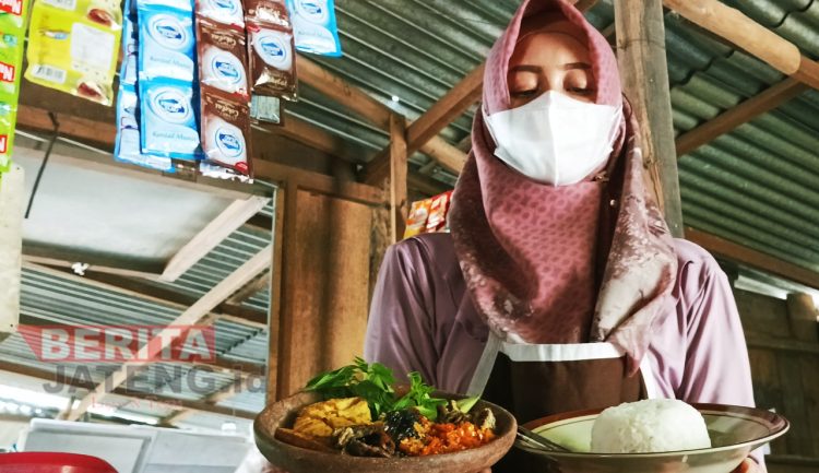Warung Makan Mbak Sri Kayen Dengan Menu Andalan Pecel Belut