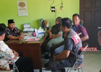 Camat Agsun Bantu Balita 4 Tahun di Dukuhseti Peroleh Jaminan Pengobatan dan Status Kependudukan 5 GERAK CEPAT: Camat Dukuhseti menggandeng banyak pihak untuk membantu Savira memperoleh jaminan pengobatan dan status kependudukan. (Dok.Beritajateng.id)