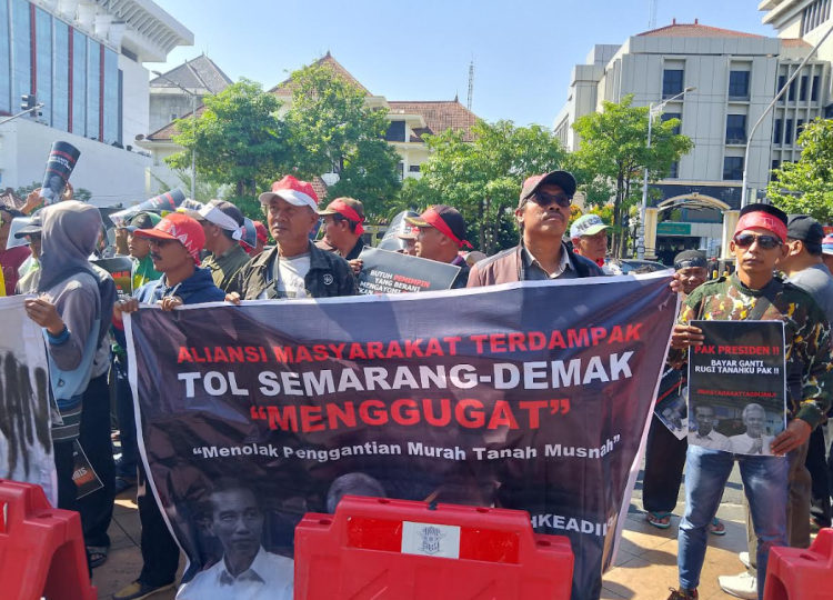 Korban Tol Semarang – Demak Demo di Kantor Gubernur, Ganjar Hadiri Acara Apindo di Jakarta