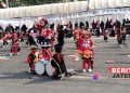Digelar Perdana, IPMAFA Pati Gelar Kompetisi Marching Nasional 15 ATRAKSI: Peserta IMC dari RA Uswatun Hasanah menampilkan atraksi marching band di halaman kampus IPMAFA Kecamatan Margoyoso, Kabupaten Pati pada Sabtu, 2 September 2023. (Dok. Lingkar/Lingkarjateng.id)