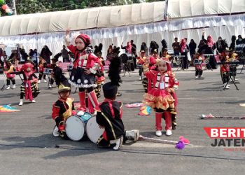 ATRAKSI: Peserta IMC dari RA Uswatun Hasanah menampilkan atraksi marching band di halaman kampus IPMAFA Kecamatan Margoyoso, Kabupaten Pati pada Sabtu, 2 September 2023. (Dok. Lingkar/Lingkarjateng.id)