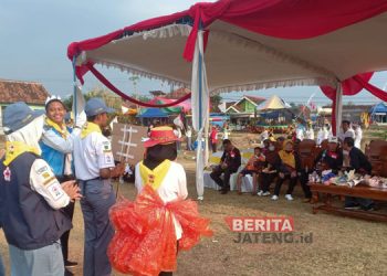 BERAKSI: Peserta Jumbara PMR di Kecamatan Gemuh beraksi defile di depan tamu undangan. (Dok. Beritajateng.id)