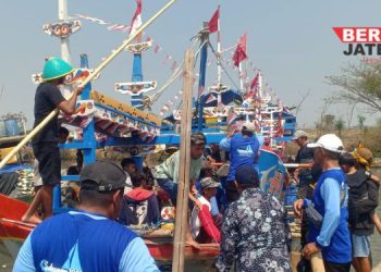 SEDEKAH LAUT: Warga Kelurahan Bandengan, Kecamatan/Kabupaten Kendal menyiapkan perahu kecil yang akan digunakan untuk melarung sesaji sebagai puncak sedekah laut pada Sabtu, 16 September 2023. (Unggul Priambodo/Beritajateng.id)