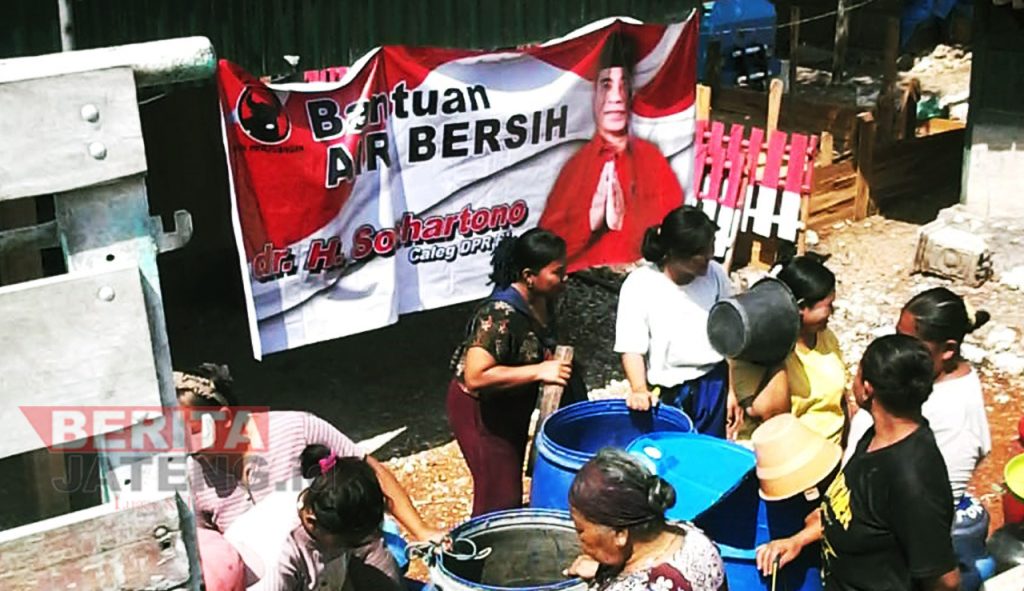 Proses penyaluran air bersih di Kabupaten Grobogan, bantuan dari dr. Soehartono caleg DPR RI Jawa Tengah 3. (Dok. Team dr. Soehartono/Beritajateng.id)