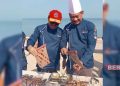 Cegah Stunting, Pratikno Ajak Msyarakat Jepara Gemar Makan Ikan  16 BAKAR IKAN: Wakil Ketua DPRD Jepara Pratikno (kanan) membakar ikan bersama Pj Bupati Jepara pada acara pencatatan Museum Rekor Indonesia (MURI) membakar ikan terbanyak oleh pejabat di Desa Wisata Bahari, Telukawur, Kecamatan Tahunan, Jepara pada Minggu, 15 Oktober 2023. (Muslichul Basid/Beritajateng.id)