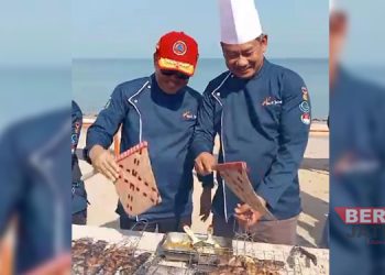 Cegah Stunting, Pratikno Ajak Msyarakat Jepara Gemar Makan Ikan  2 BAKAR IKAN: Wakil Ketua DPRD Jepara Pratikno (kanan) membakar ikan bersama Pj Bupati Jepara pada acara pencatatan Museum Rekor Indonesia (MURI) membakar ikan terbanyak oleh pejabat di Desa Wisata Bahari, Telukawur, Kecamatan Tahunan, Jepara pada Minggu, 15 Oktober 2023. (Muslichul Basid/Beritajateng.id)